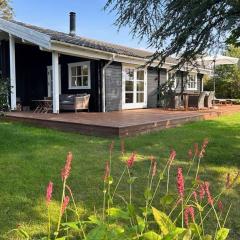 Charming Log Cabin 200 Metres From The Beach
