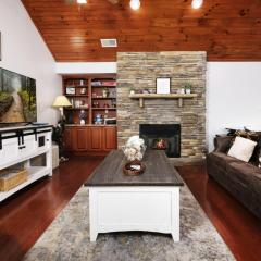 Sweet Pea Cottage Updated furnishings arcade game HOA Community Outdoor Pool