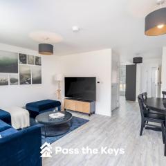 Pass the Keys Modern Townhouse with Garden and Parking in Ascot