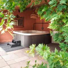 Studio Sleeps 2 w HotTub-Garden-PetsOK-Parking