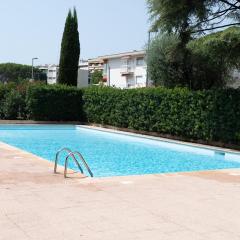 Flat with swimming pool close to the sea