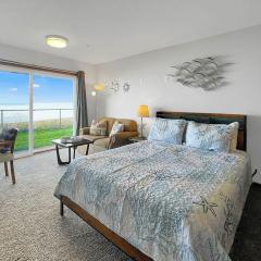 Premium Ground Floor Beachfront Condo Suite - Sleeps 5 - Pool and Sauna