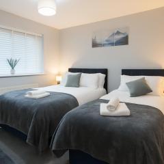 Large 4 Bedroom Family Home Near City Centre, 10 Beds