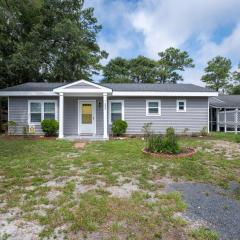 New - Beach Break Bungalow- Private Hot Tub-Fenced Yard-Oak Island