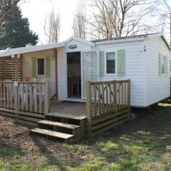 Mobil-home équipé pour un séjour au vert avec piscine