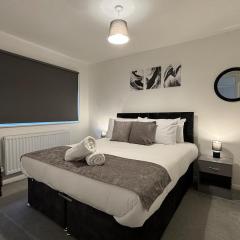 4 Bed House - Free Parking - 8 min LGW Airport