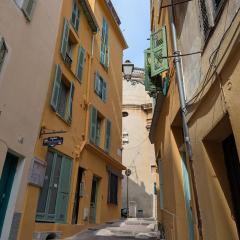 Studio au calme dans le quartier animé du vieux Nice
