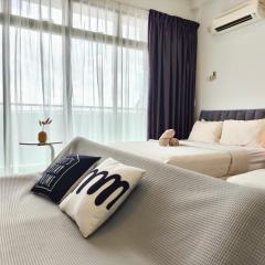 Palazio Mount Austin studio with Balcony 4 plus 1pax with TV box 5mins AEON 3a06