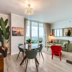 Modern 3BR 3BA Grove Condo Views Balconies Full Kitchen 3 Parking