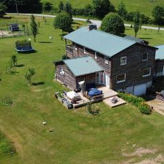 Smiths In-law suite! Pet friendly, hot tub!