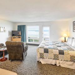 Oceanfront Condo - Beach Access - King Bed & Full Kitchen - Pool and Hot Tub