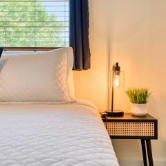 FlightDeck HotTub Fireplace NearAirport FamilyHome