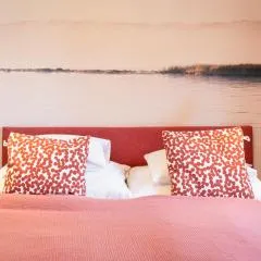 Red Flat by GrazRentals Family Friendly with Kids Bed & Free Parking