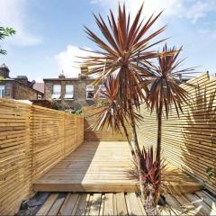 Newly refurbished 2 br apartment with a beautiful garden