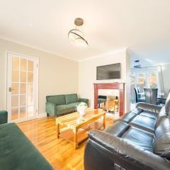 House - sleeps 7 private garden & parking