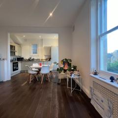 Bright, Spacious, Charming & Fully Equipped Victorian Flat in Quiet Brixton