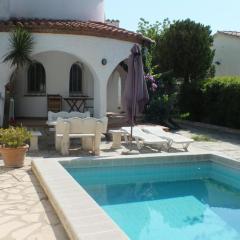 Villa con piscina privada y jardín cerrado en Castelló d'Empúries, ideal para 6-8 personas - ES-204-1