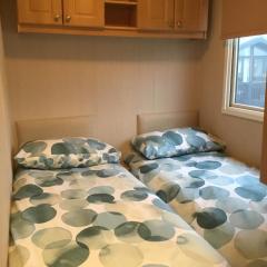 Lodge - Sleeps 6 - Parking - Dogs Welcome
