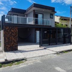 Casa com piscina em matinhos