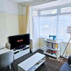 4-Bed House - Fast WiFi, Self Check-In, Parking