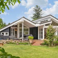 Lovely Home In Dronningmølle With Wifi