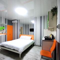 Безпечні апартаменти на цокольному поверсі біля метро