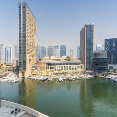 Cozy Marina Studio, Canal View with a Balcony