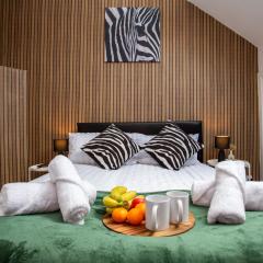 Peaceful 2BR Ensuite - Fast WiFi, City Views & Near Train Station!