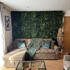 Velvet Leaf Retreat - 2 Bedrooms, 3 Beds, Ensuites, Park Views, Free Parking