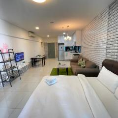 Mercu Summer Suites Apartment With Balcony