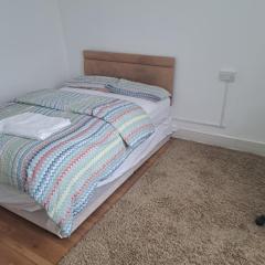 London Ilford town house - close to train station