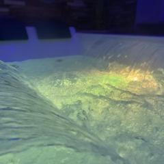 Nuit Magique en Love Room avec Jacuzzi Privé