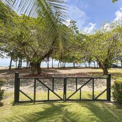 Beach cabinas on Playa Preciosa