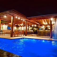 Recanto Quinta das Palmeiras, Casa com Piscina Aquecida, até 16 pessoas, Perto dos Parques, Olímpia-SP