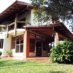 Casa à 250m praia Martim de Sá, melhor praia, boas opções de lazer