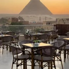 AKHNATON Pyramids View Hotel With Rooftop Access & free airport pickup