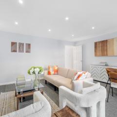 Boone - 2 Free Parking,5 minutes walk to Great Southsea Run, 7mins walk to university, Sleeps 1- 7 Comfortably, Driveway, Beach inspired Cozy Garden