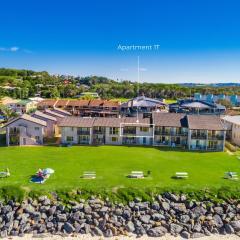 Absolute Beachfront Apartment 1T