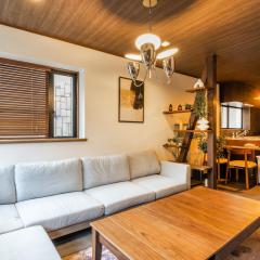 8 min walk to station 11 min to HND airport 85 sqm max 8 people full renovation 2 toilets Netflix