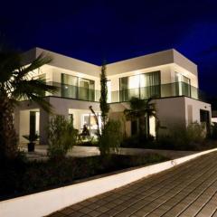 Sunset Villa Aves with Pool, Gym and Sauna