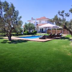 Villa Photerra, A Luxury familly Villa with pool