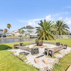 1 Mi to Jamaica Beach Gem with Waterfront Decks