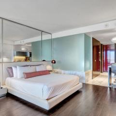 Palms Place 51st floor with Strip views and Balcony