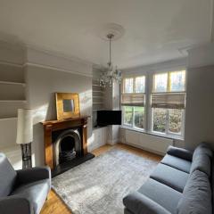 Heaton Chapel Gem: 3BD Victorian Parkside Stay