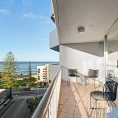 The Beachside - Fully Renovated 2BR unit with Parking Pool Tennis next to beach and tram