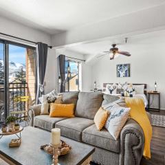 Cozy PC Condo - Top Floor Studio