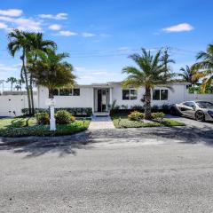Modern and Updated Delray Beach Escape Sleeps 10