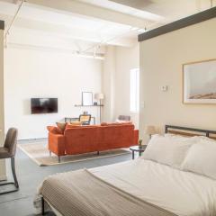Westown Studio Apt Near Fiserv, Baird, and Theater District
