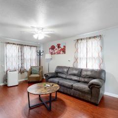 Convenient One bedroom with king bed near DIA