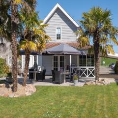 6-person house with a beautiful garden